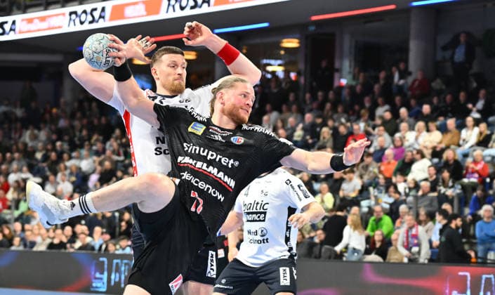 21.02.20265 - Handball - 1. Bundesliga DAIKIN HBL - Saison 2025 2026 - 22. Spieltag: HC Erlangen Metropolregion Nürnberg HCE - SG Flensburg Handewitt - - xwoxzix - Maciej Gebala (77, HC Erlangen HCE ) vor Blaz Blagotinsek (43, SG Flensburg-Handewitt )