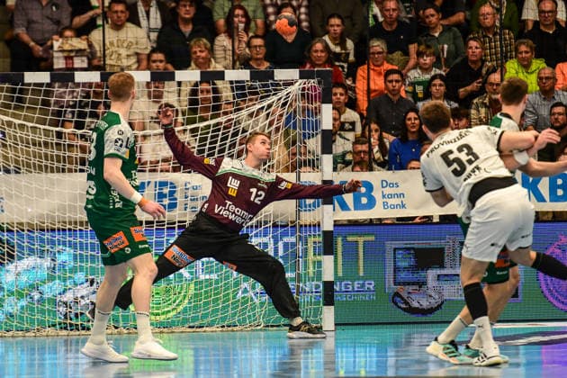 DAIKIN Handball-Bundesliga: Frisch Auf! Göppingen - THW Kiel; Göppingen, 21.02.2026 Parade von Kristian Saveras (Frisch Auf! Göppingen, 12) nach dem Wurf von Nikola Bilyk (THW Kiel, 53) ; Göppingen, 21.02.2026 - 22. Spieltag der DAIKIN Handball-Bundesliga, Frisch Auf! Göppingen - THW Kiel, EWS-Arena, Göppingen. Copyright: xBEAUTIFULxSPORTS Märklx