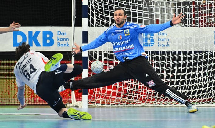 21.02.20265 - Handball - 1. Bundesliga DAIKIN HBL - Saison 2025 2026 - 22. Spieltag: HC Erlangen Metropolregion Nürnberg HCE - SG Flensburg Handewitt - - xwoxzix - Lasse Möller Moeller (64, SG Flensburg-Handewitt ) Khalifa Ghedbane (96, HC Erlangen HCE )