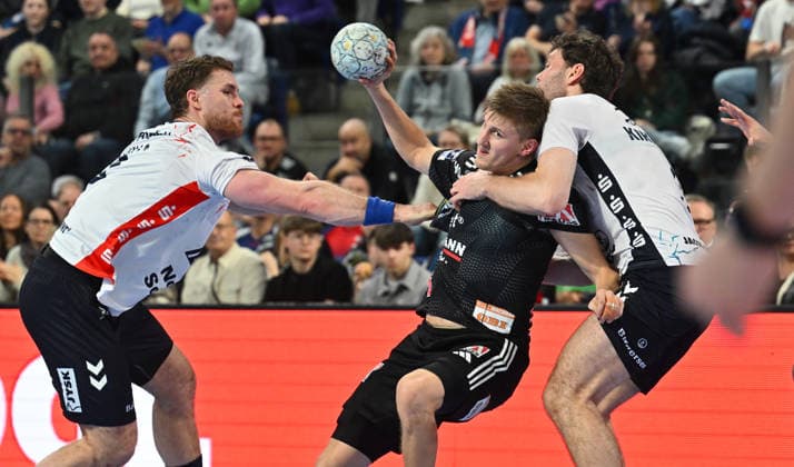 21.02.20265 - Handball - 1. Bundesliga DAIKIN HBL - Saison 2025 2026 - 22. Spieltag: HC Erlangen Metropolregion Nürnberg HCE - SG Flensburg Handewitt - - xwoxzix - Johannes Golla (4, SG Flensburg-Handewitt ) Sander Andreassen Overjordet ( 8, HC Erlangen HCE ) Niclas Kirkelokke (5, SG Flensburg-Handewitt )