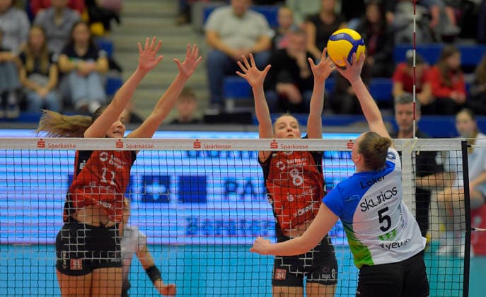 22.02.2026, Borkens Marika Loker gegen Dresdens Amanda Siksna und Dresdens Jette Kuipers, Volleyball, Bundesliga, Dresdner SC - Skurios Volleys Borken, (c) Dresden