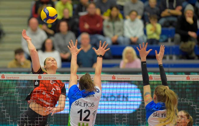 22.02.2026, Dresdens Rosa Entius schmettert gegen Borkens Fabienne Coenders und Doreen Luther, re., Volleyball, Bundesliga, Dresdner SC - Skurios Volleys Borken, (c) Dresden