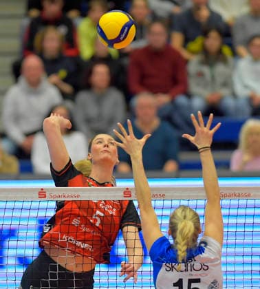22.02.2026, Dresdens Rosa Entius schmettert gegen Borkens Madleen Piest, Volleyball, Bundesliga, Dresdner SC - Skurios Volleys Borken, (c) Dresden