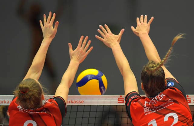 22.02.2026, Dresdens Mette Pfeffer und Dresdens Jette Kuipers blocken den Ball, Pferdeschwanz, Haare, Volleyball, Bundesliga, Dresdner SC - Skurios Volleys Borken, (c) Dresden