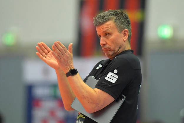 22.02.2026, Dresdens Trainer Alexander Waibl applaidiert, Volleyball, Bundesliga, Dresdner SC - Skurios Volleys Borken, (c) Dresden