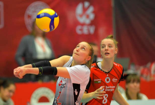 22.02.2026, Dresdens Patricia Nestler bei der Annahme, rechts schaut Dresdens Jette Kuipers zu, Volleyball, Bundesliga, Dresdner SC - Skurios Volleys Borken, (c) Dresden