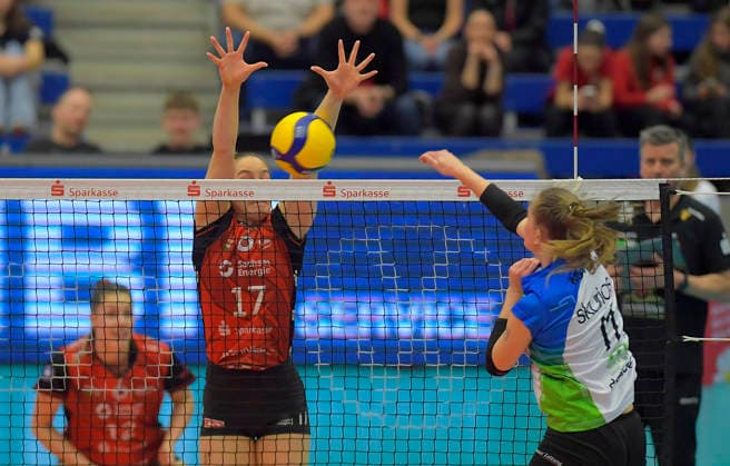 22.02.2026, Borkens Liza Kastrup bleibt am Block von Dresdens Lorena Lorber Fijok hängen, Volleyball, Bundesliga, Dresdner SC - Skurios Volleys Borken, (c) Dresden