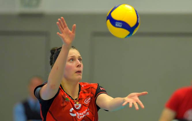 22.02.2026, Dresdens Mette Pfeffer beim Aufschlag, Volleyball, Bundesliga, Dresdner SC - Skurios Volleys Borken, (c) Dresden