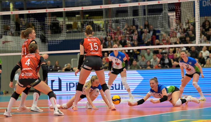 22.02.2026, Dresden macht einen PUnkt, hinten die Borkener am Boden, Volleyball, Bundesliga, Dresdner SC - Skurios Volleys Borken, (c) Dresden