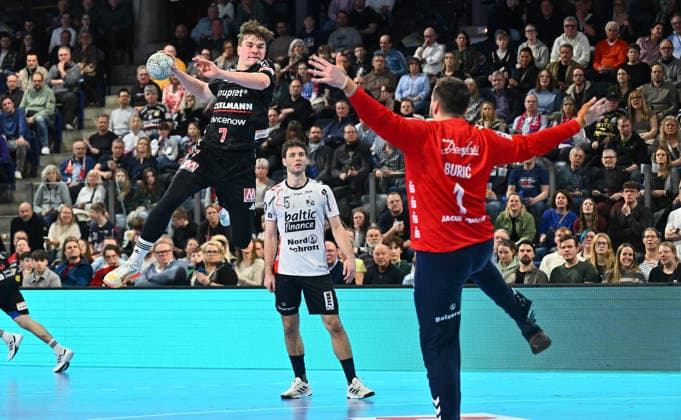 21.02.20265 - Handball - 1. Bundesliga DAIKIN HBL - Saison 2025 2026 - 22. Spieltag: HC Erlangen Metropolregion Nürnberg HCE - SG Flensburg Handewitt - - xwoxzix - Yannik Bialowas (7, HC Erlangen HCE ) Benjamin Buric (1, SG Flensburg-Handewitt )