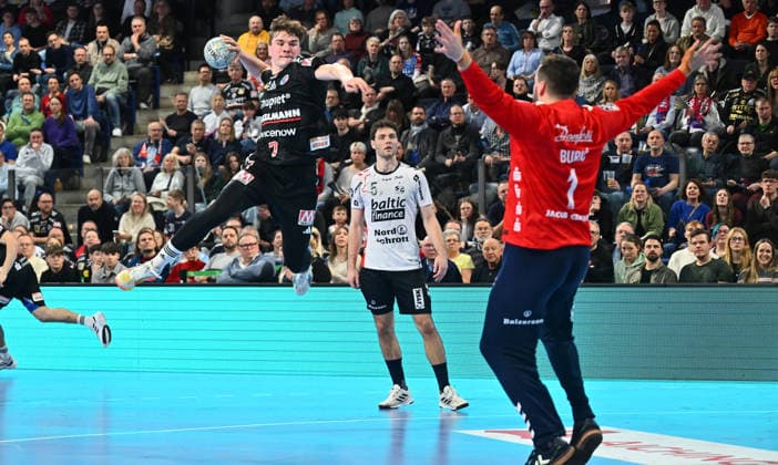 21.02.20265 - Handball - 1. Bundesliga DAIKIN HBL - Saison 2025 2026 - 22. Spieltag: HC Erlangen Metropolregion Nürnberg HCE - SG Flensburg Handewitt - - xwoxzix - Yannik Bialowas (7, HC Erlangen HCE ) Benjamin Buric (1, SG Flensburg-Handewitt )