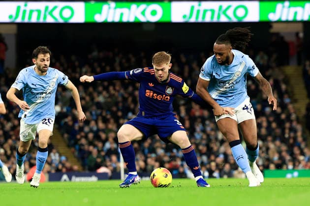 Manchester City v Newcastle United, Premier League Lewis Hall (3) of Newcastle United is challenged by Antione Semenyo (42) of Manchester City during the Premier League match between Manchester City and Newcastle United at the Etihad Stadium, Manchester, UK on 21 February 2026. Manchester Etihad Stadium Manchester UK Editorial use only DataCo restrictions apply See www.football-dataco.com , Copyright: xConorxMolloyx PSI-23787-0021