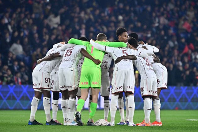 FOOTBALL : PSG vs Metz - Ligue 1 - 21 02 2026 Metz players form a huddle during the Ligue 1 match between Paris Saint Germain and FC Metz at Parc Des Princes on February 21 , 2026 in Paris, France. ( Photo by Federico Pestellini PsnewZ ) ParisFrance  Copyright: xFedericoxPestellinix