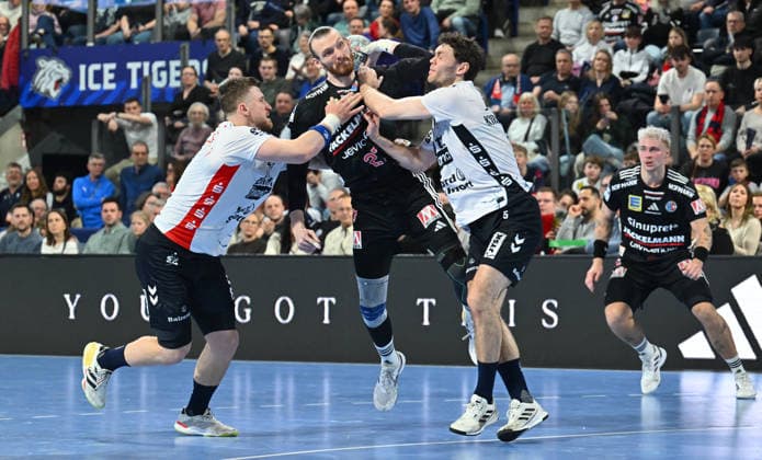21.02.20265 - Handball - 1. Bundesliga DAIKIN HBL - Saison 2025 2026 - 22. Spieltag: HC Erlangen Metropolregion Nürnberg HCE - SG Flensburg Handewitt - - xwoxzix - Antonio Metzner (27, HC Erlangen HCE ) gegen Adin Faljic (19,SG Flensburg-Handewitt ) Niclas Kirkelokke (5, SG Flensburg-Handewitt )