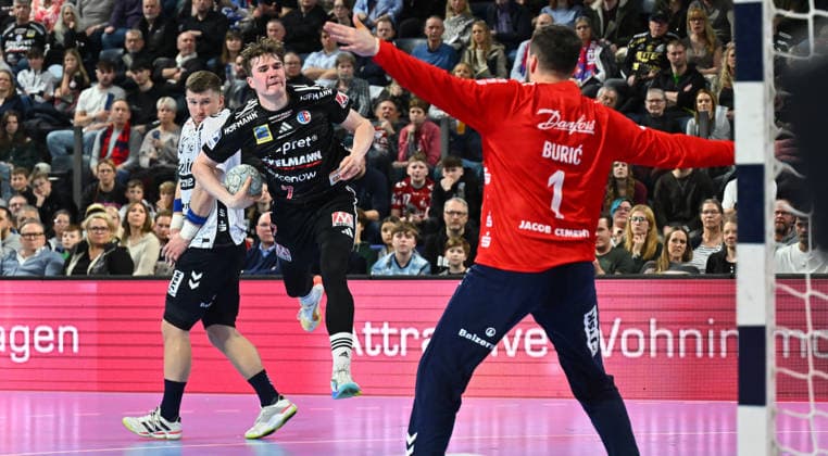 21.02.20265 - Handball - 1. Bundesliga DAIKIN HBL - Saison 2025 2026 - 22. Spieltag: HC Erlangen Metropolregion Nürnberg HCE - SG Flensburg Handewitt - - xwoxzix - Yannik Bialowas (7, HC Erlangen HCE ) Benjamin Buric (1, SG Flensburg-Handewitt )