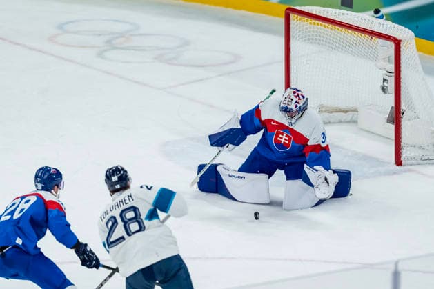 February 21, 2026, Milan, Lombardy, Italy: Goalkeeper Samuel Hlavaj 31 of Team Slovakia saves a goal against Team Finland in the Mens Team Slovakia Vs Team Finland Bronze Medal Game game at the Milano Santagiulia Ice hockey, Eishockey Arena in MILAN, Italy during the 2026 Milano Cortina Winter Olympics. Milan Italy - ZUMAa161 20260221_oly_a161_006 Copyright: xWalterxG.xArcex