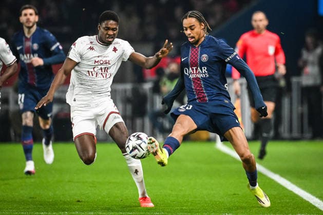 February 21, 2026, Paris, France, France: Sadibou SANE of Metz and Bradley BARCOLA of PSG during the Ligue 1 match between Paris Saint-Germain (PSG) and FC Metz at Parc des Princes Stadium on February 21, 2026 in Paris, France. Paris Saint-Germain V FC Metz - Ligue 1  - ZUMAm308 20260221_zsp_m308_001 Copyright: xMatthieuxMirvillex