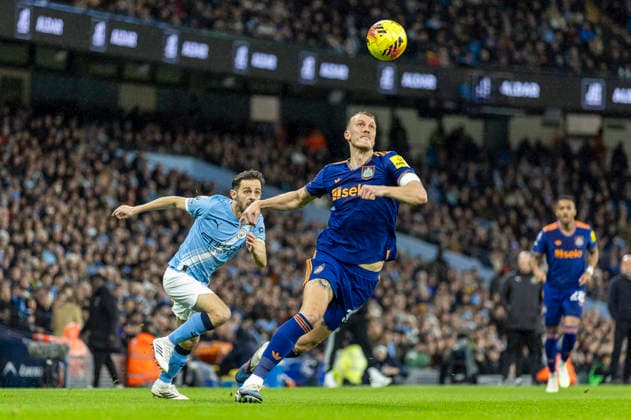 21st February 2026; Etihad Stadium, Manchester, Lancashire, England; Premier League Football, Manchester City versus Newcastle United; Dan Burn of Newcastle United under pressure from Bernardo Silva of Manchester City  TimxWilliams Content restricted for UK based newspaper