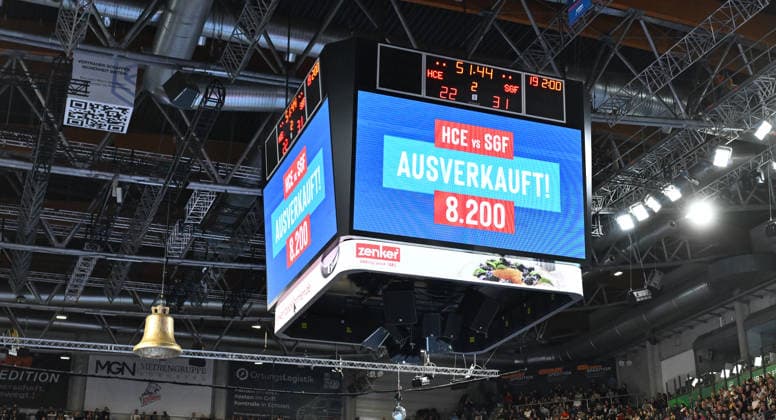 21.02.20265 - Handball - 1. Bundesliga DAIKIN HBL - Saison 2025 2026 - 22. Spieltag: HC Erlangen Metropolregion Nürnberg HCE - SG Flensburg Handewitt - - xwoxzix - Zuschauerzahl auf Anzeigetafel - 8200 - Ausverkauft