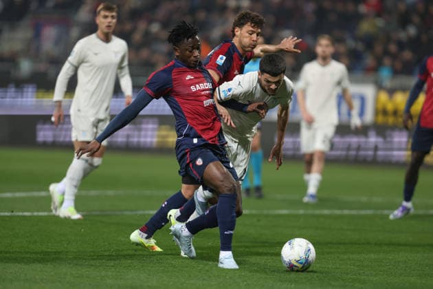 February 21, 2026, Cagliari: Cagliari s Ibrahim Sulemana (L) and Lazio™s Reda Belahyane (R) in action during the Italian Serie A soccer match Cagliari calcio vs SS Lazio at the Unipol Domus in Cagliari, Italy, 21 february 2026.ANSA FABIO MURRU Serie A: Cagliari - Lazio  - ZUMAa110 20260221_zaf_a110_043 Copyright: xFabioxMurrux