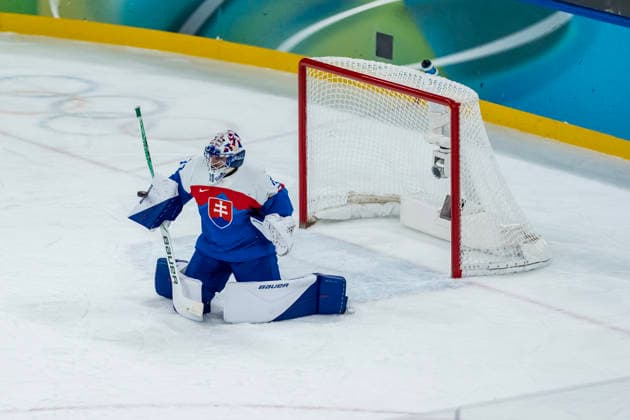 February 21, 2026, Milan, Lombardy, Italy: Goalkeeper Samuel Hlavaj 31 of Team Slovakia saves a goal against Team Finland in the Mens Team Slovakia Vs Team Finland Bronze Medal Game game at the Milano Santagiulia Ice hockey, Eishockey Arena in MILAN, Italy during the 2026 Milano Cortina Winter Olympics. Milan Italy - ZUMAa161 20260221_oly_a161_010 Copyright: xWalterxG.xArcex