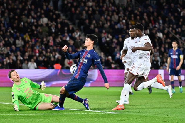 FOOTBALL : PSG vs Metz - Ligue 1 - 21 02 2026 Jonathan FISCHER ( 1 - Metz ) and Pedro Dro Fernandez ( 27 - PSG ) during the Ligue 1 match between Paris Saint Germain and FC Metz at Parc Des Princes on February 21 , 2026 in Paris, France. ( Photo by Federico Pestellini PsnewZ ) ParisFrance  Copyright: xFedericoxPestellinix