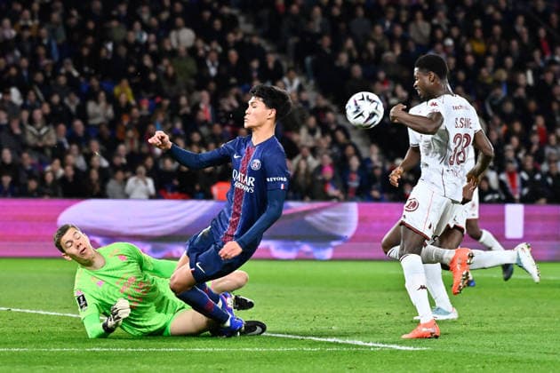 FOOTBALL : PSG vs Metz - Ligue 1 - 21 02 2026 Jonathan FISCHER ( 1 - Metz ) and Pedro Dro Fernandez ( 27 - PSG ) during the Ligue 1 match between Paris Saint Germain and FC Metz at Parc Des Princes on February 21 , 2026 in Paris, France. ( Photo by Federico Pestellini PsnewZ ) ParisFrance  Copyright: xFedericoxPestellinix