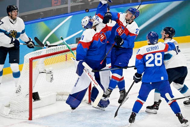 LKS 20260221 Goalkeeper Samuel Hlavaj of Slovakia reaches for the puck during the men s Ice hockey, Eishockey bronze medal match between Slovakia and Finland during the Milano Cortina Winter Olympics at the Milano Santa Giulia Ice Hockey Arena in Milan on February 21, 2026. - EMMI KORHONEN Milano Italy Q7E_dKjeJqY  Copyright: xEmmixKorhonenx Q7E_dKjeJqY