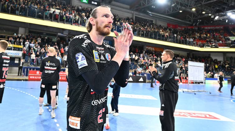 21.02.20265 - Handball - 1. Bundesliga DAIKIN HBL - Saison 2025 2026 - 22. Spieltag: HC Erlangen Metropolregion Nürnberg HCE - SG Flensburg Handewitt - - xwoxzix - Antonio Metzner (27, HC Erlangen HCE ) nach Spielende