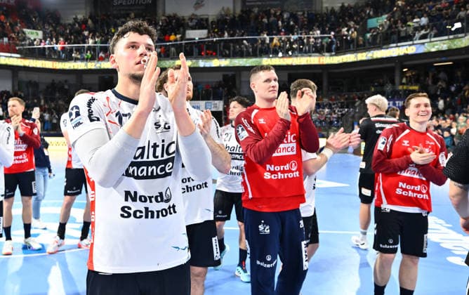 21.02.20265 - Handball - 1. Bundesliga DAIKIN HBL - Saison 2025 2026 - 22. Spieltag: HC Erlangen Metropolregion Nürnberg HCE - SG Flensburg Handewitt - - xwoxzix - Marko Grgic (17, SG Flensburg-Handewitt ) und Mannschaft Team nach Spielende