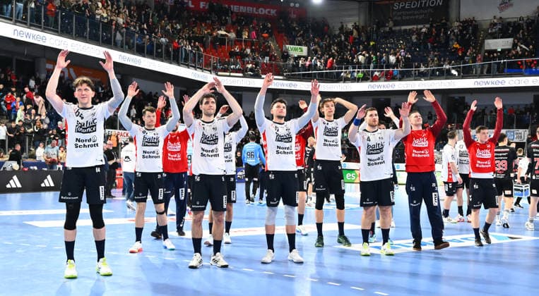 21.02.20265 - Handball - 1. Bundesliga DAIKIN HBL - Saison 2025 2026 - 22. Spieltag: HC Erlangen Metropolregion Nürnberg HCE - SG Flensburg Handewitt - - xwoxzix - Mannschaft Team Flensburg - Jubel Freude nach Spielende