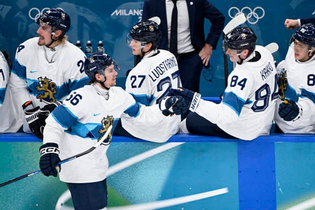 LKS 20260221 Erik Haula of Finland celebrating with teammates after scoring 0-2 during the men s Ice hockey, Eishockey bronze medal match between Slovakia and Finland during the Milano Cortina Winter Olympics at the Milano Santa Giulia Ice Hockey Arena in Milan on February 21, 2026. - EMMI KORHONEN Milano Italy lt0zauRyhL4  Copyright: xEmmixKorhonenx lt0zauRyhL4
