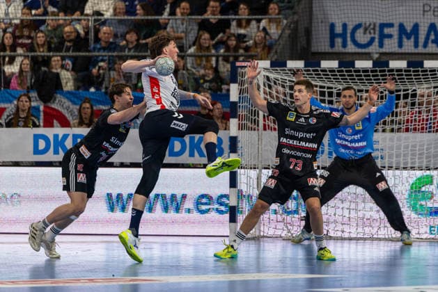 Niclas Kirkelokke (SG Flensburg-Handewitt, 05) Viggo Kristjansson (HC Erlangen, 73) HCE10 Khalifa Ghedbane (HC Erlangen, 96) im Tor. HC Erlangen vs. SG Flensburg-Handewitt, Handball, 1. Handball Bundesliga, Saison 2025 2026, 22. Spieltag, 21.02.2026 HC Erlangen vs. SG Flensburg-Handewitt, Handball, 1. Handball Bundesliga, Saison 2025 2026, 22. Spieltag, 21.02.2026 Nuernberg Copyright: xEibner-Pressefoto ArdanxFuessmanx EP_AFN