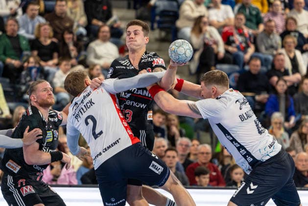Viggo Kristjansson (HC Erlangen, 73) wird geblockt von Simon Pytlick (SG Flensburg-Handewitt, 02) und Blaz Blagotinsek (SG Flensburg-Handewitt, 43) Maciej Gebala (HC Erlangen, 77) HC Erlangen vs. SG Flensburg-Handewitt, Handball, 1. Handball Bundesliga, Saison 2025 2026, 22. Spieltag, 21.02.2026 HC Erlangen vs. SG Flensburg-Handewitt, Handball, 1. Handball Bundesliga, Saison 2025 2026, 22. Spieltag, 21.02.2026 Nuernberg Copyright: xEibner-Pressefoto ArdanxFuessmanx EP_AFN