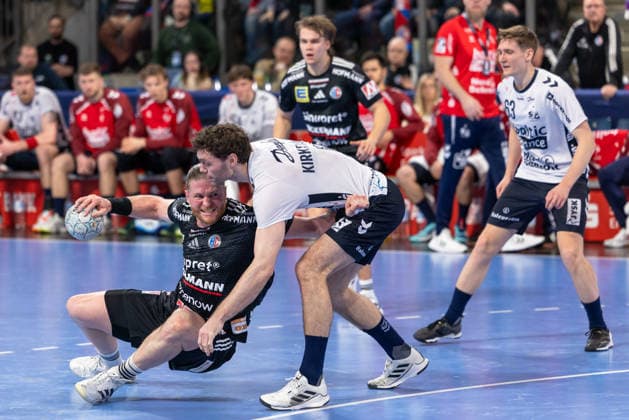 Maciej Gebala (HC Erlangen, 77) im Zweikampf mit Niclas Kirkelokke (SG Flensburg-Handewitt, 05) Domen Novak (SG Flensburg-Handewitt, 63) HC Erlangen vs. SG Flensburg-Handewitt, Handball, 1. Handball Bundesliga, Saison 2025 2026, 22. Spieltag, 21.02.2026 HC Erlangen vs. SG Flensburg-Handewitt, Handball, 1. Handball Bundesliga, Saison 2025 2026, 22. Spieltag, 21.02.2026 Nuernberg Copyright: xEibner-Pressefoto ArdanxFuessmanx EP_AFN
