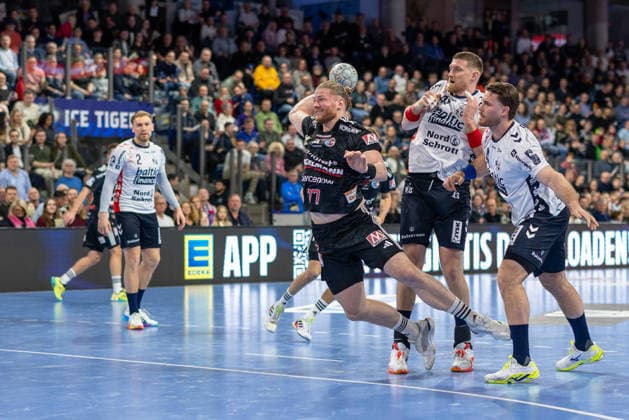 Maciej Gebala (HC Erlangen, 77) beim Wurf. Blaz Blagotinsek (SG Flensburg-Handewitt, 43) Johannes Golla (SG Flensburg-Handewitt, 04) Simon Pytlick (SG Flensburg-Handewitt, 02) HC Erlangen vs. SG Flensburg-Handewitt, Handball, 1. Handball Bundesliga, Saison 2025 2026, 22. Spieltag, 21.02.2026 HC Erlangen vs. SG Flensburg-Handewitt, Handball, 1. Handball Bundesliga, Saison 2025 2026, 22. Spieltag, 21.02.2026 Nuernberg Copyright: xEibner-Pressefoto ArdanxFuessmanx EP_AFN