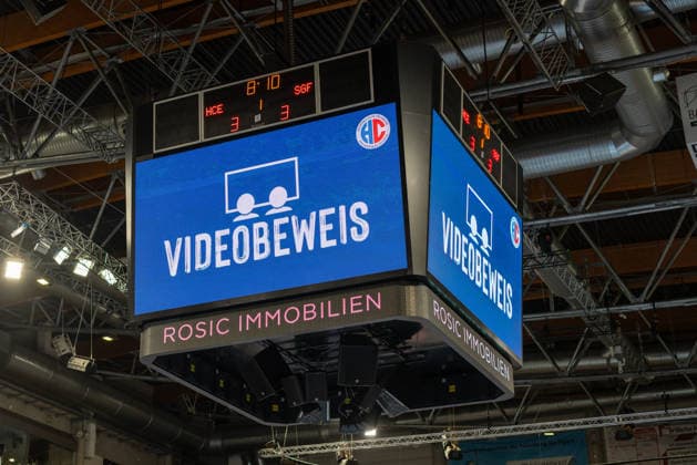 Videobeweis beim Stand von Unentschieden 3:3 in der 9 Spielminute. HC Erlangen vs. SG Flensburg-Handewitt, Handball, 1. Handball Bundesliga, Saison 2025 2026, 22. Spieltag, 21.02.2026 HC Erlangen vs. SG Flensburg-Handewitt, Handball, 1. Handball Bundesliga, Saison 2025 2026, 22. Spieltag, 21.02.2026 Nuernberg Copyright: xEibner-Pressefoto ArdanxFuessmanx EP_AFN