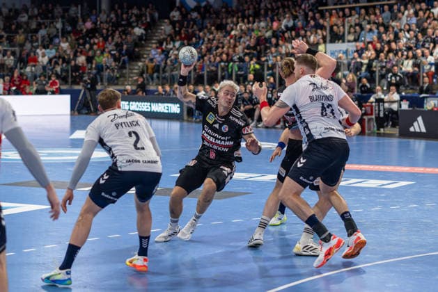 Marek Nissen (HC Erlangen, 06) Simon Pytlick (SG Flensburg-Handewitt, 02) Blaz Blagotinsek (SG Flensburg-Handewitt, 43) HC Erlangen vs. SG Flensburg-Handewitt, Handball, 1. Handball Bundesliga, Saison 2025 2026, 22. Spieltag, 21.02.2026 HC Erlangen vs. SG Flensburg-Handewitt, Handball, 1. Handball Bundesliga, Saison 2025 2026, 22. Spieltag, 21.02.2026 Nuernberg Copyright: xEibner-Pressefoto ArdanxFuessmanx EP_AFN