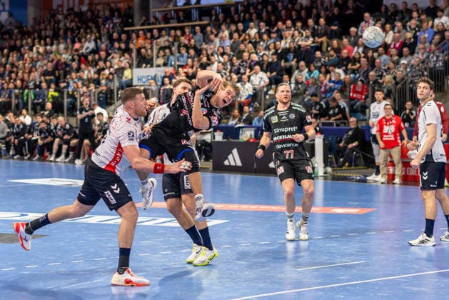 Andri Mar Runarsson (HC Erlangen, 04) beim Wurf. Blaz Blagotinsek (SG Flensburg-Handewitt, 43) Maciej Gebala (HC Erlangen, 77) HC Erlangen vs. SG Flensburg-Handewitt, Handball, 1. Handball Bundesliga, Saison 2025 2026, 22. Spieltag, 21.02.2026 HC Erlangen vs. SG Flensburg-Handewitt, Handball, 1. Handball Bundesliga, Saison 2025 2026, 22. Spieltag, 21.02.2026 Nuernberg Copyright: xEibner-Pressefoto ArdanxFuessmanx EP_AFN
