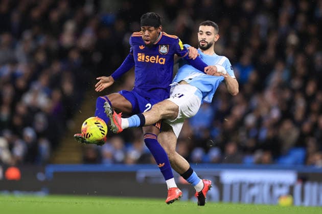Football - Premier League - Manchester City v Newcastle United 21st February 2026 - Premier League - Manchester City v Newcastle United - Anthony Elanga of Newcastle United battles with Rayan Ait-Nouri of Manchester City - Photo: Simon Stacpoole Offside. Manchester UK Copyright: xSimonxStacpoolexOffside