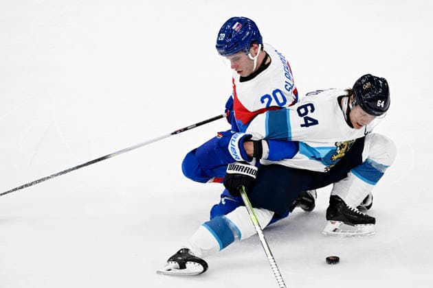 LKS 20260221 Juraj Slafkovsky of Slovakia (left) and Mikael Granlund of Finland fighting for the puck during the men s Ice hockey, Eishockey bronze medal match between Slovakia and Finland during the Milano Cortina Winter Olympics at the Milano Santa Giulia Ice Hockey Arena in Milan on February 21, 2026. - EMMI KORHONEN Milano Italy _c-4PPROFD0  Copyright: xEmmixKorhonenx _c-4PPROFD0