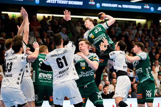 Goeppingen: HBL- 25 26 - Frisch Auf Goeppingen - THW Kiel Veron Nacinovic (THW Kiel), Ymir Gislason (Goeppingen), Hendrik Pekeler (THW Kiel), Ole Pregler (Goeppingen), Erik Persson (Goeppingen) beim Wurf, Domagoj Duvnjak (THW Kiel) , Oskar Sunnefeldt (Goeppingen) Goeppingen EWS Arena Baden-Württemberg Deutschland