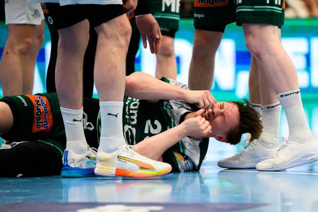 Goeppingen: HBL- 25 26 - Frisch Auf Goeppingen - THW Kiel Ole Pregler (Goeppingen) Verletzt Verletzung Schmerzen Goeppingen EWS Arena Baden-Württemberg Deutschland