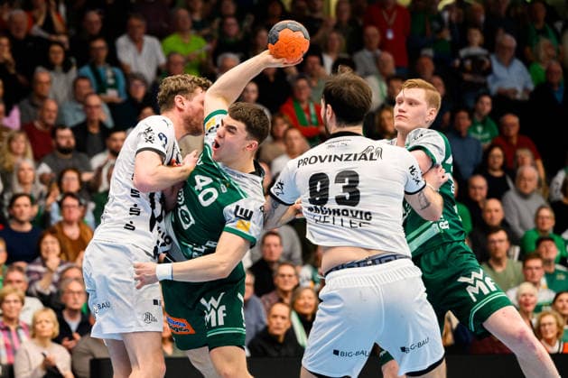 Goeppingen: HBL- 25 26 - Frisch Auf Goeppingen - THW Kiel Elias Newel (Goeppingen), Veron Nacinovic (THW Kiel), Ymir Gislason (Goeppingen) Goeppingen EWS Arena Baden-Württemberg Deutschland