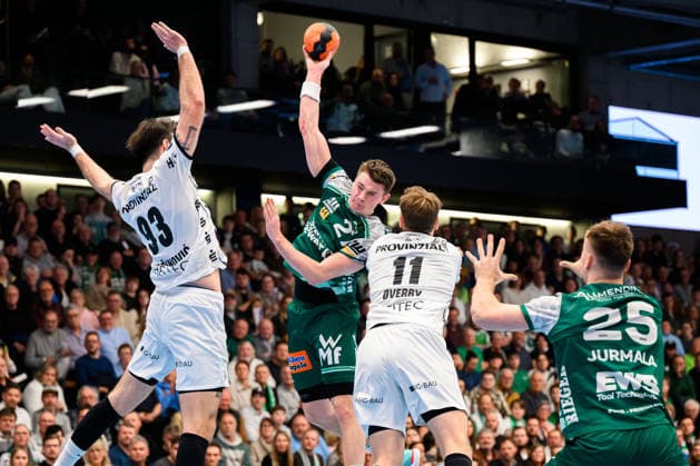 Goeppingen: HBL- 25 26 - Frisch Auf Goeppingen - THW Kiel v.li. Veron Nacinovic (THW Kiel), Oskar Sunnefeldt (Goeppingen), Petter Overby (THW Kiel), Ludvig Jurmala (Goeppingen) Goeppingen EWS Arena Baden-Württemberg Deutschland