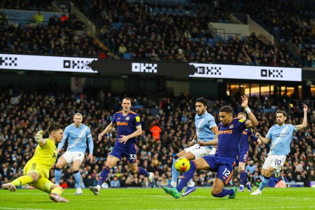 Manchester City v Newcastle United, Premier League Malick Thiaw Of Newcastle United blocks the ball during the Manchester City v Newcastle United Premier League match at the Etihad Stadium, Manchester, England on 21 February 2026 Credit: Lee Keuneke Every Second Media Editorial use only. All images are copyright Every Second Media Limited. No images may be reproduced without prior permission. All rights reserved. Premier League and Football League images are subject to licensing agreements with Football DataCo Limited. see https: www.football-dataco.com Copyright: xIMAGO EveryxSecondxMediax ESM-1811-0027 LeexKeunekex xEveryxSecondxMediax