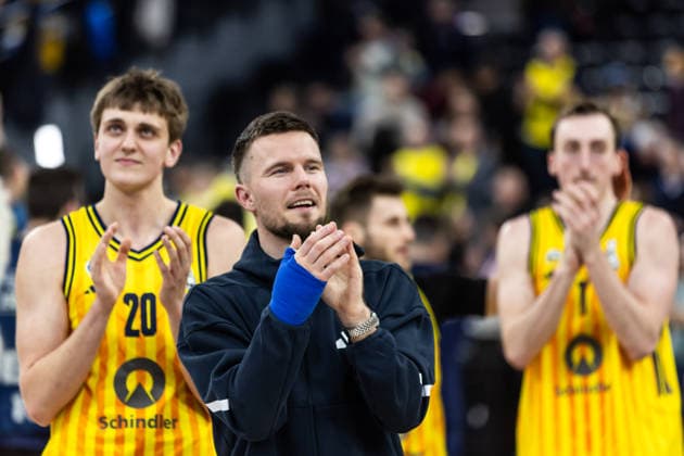 GER, BMW Top Four, Basketball BBL Pokal, Halbfinale, ALBA Berlin - EWE Baskets Oldenburg. 21.02.2026, SAP Garden, München, GER, BMW Top Four, Basketball BBL Pokal, Halbfinale, ALBA Berlin - EWE Baskets Oldenburg. Martin Hermannsson (ALBA Berlin 15) bedankt sich bei den Fans Foto Alexander Trienitz München SAP Garden Bayern Deutschland