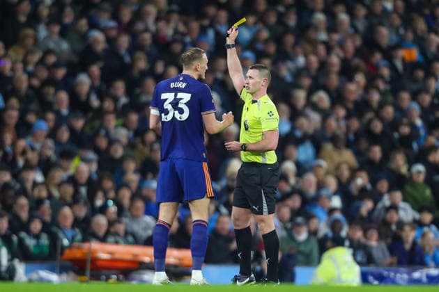 Manchester City v Newcastle United, Premier League Dan Burn Of Newcastle United is shown a yellow card by Referee Tom Bramall during the Manchester City v Newcastle United Premier League match at the Etihad Stadium, Manchester, England on 21 February 2026 Credit: Lee Keuneke Every Second Media Editorial use only. All images are copyright Every Second Media Limited. No images may be reproduced without prior permission. All rights reserved. Premier League and Football League images are subject to licensing agreements with Football DataCo Limited. see https: www.football-dataco.com Copyright: xIMAGO EveryxSecondxMediax ESM-1811-0043 LeexKeunekex xEveryxSecondxMediax