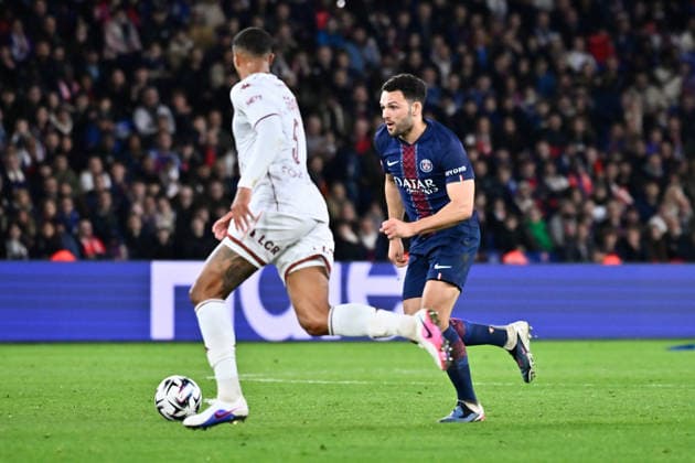 FOOTBALL : PSG vs Metz - Ligue 1 - 21 02 2026 Jean Philippe GBAMIN ( 5 - Metz ) and Goncalo Ramos ( 9 - PSG ) during the Ligue 1 match between Paris Saint Germain and FC Metz at Parc Des Princes on February 21 , 2026 in Paris, France. ( Photo by Federico Pestellini PsnewZ ) ParisFrance  Copyright: xFedericoxPestellinix