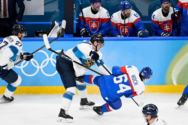 LKS 20260221 Kaapo Kakko of Finland and Patrik Koch of Slovakia in action during the men s Ice hockey, Eishockey bronze medal match between Slovakia and Finland during the Milano Cortina Winter Olympics at the Milano Santa Giulia Ice Hockey Arena in Milan on February 21, 2026. - EMMI KORHONEN Milano Italy M3zSwAmOyd0  Copyright: xEmmixKorhonenx M3zSwAmOyd0